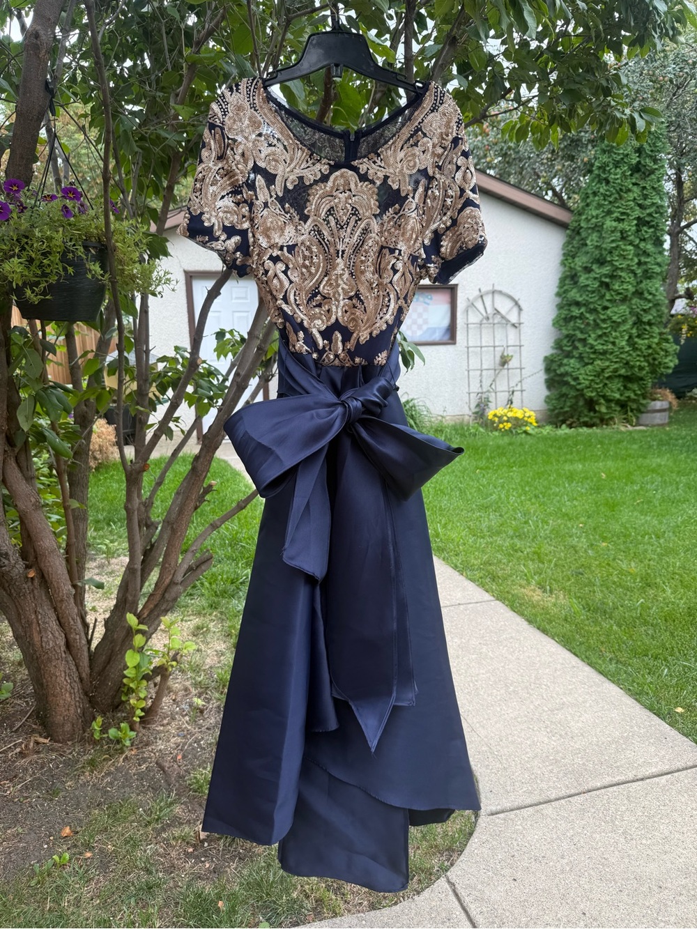 Laura Sequin & Bow Detail Formal Dress – Size 10